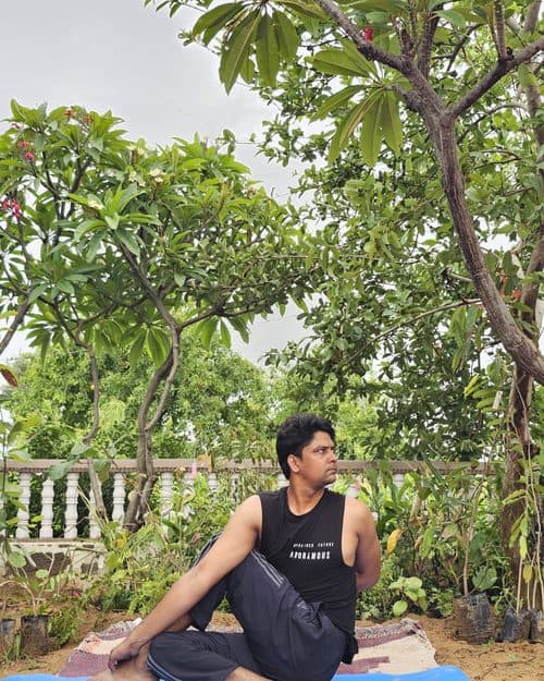 अर्ध मत्स्येन्द्रासन (Ardha Matsyendrasana — Half Spinal Twist) — आरोग्यसुधा जयपुर में योग चिकित्सा आसन