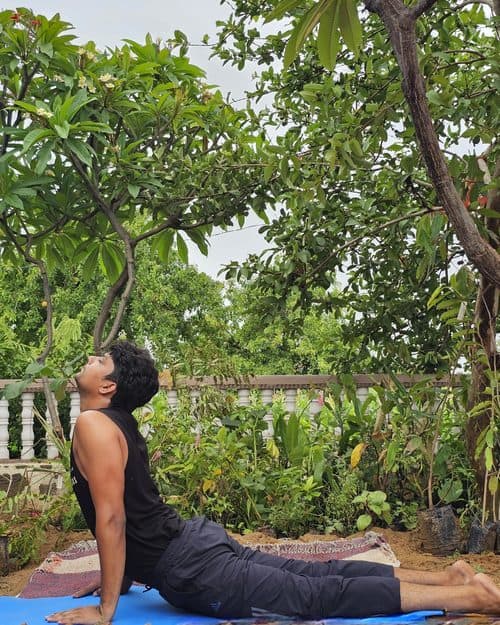 भुजंगासन (Bhujangasana — Cobra Pose) — आरोग्यसुधा जयपुर में योग चिकित्सा आसन