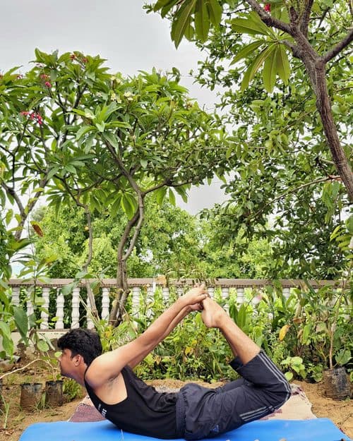धनुरासन (Dhanurasana — Bow Pose) — आरोग्यसुधा जयपुर में योग चिकित्सा आसन