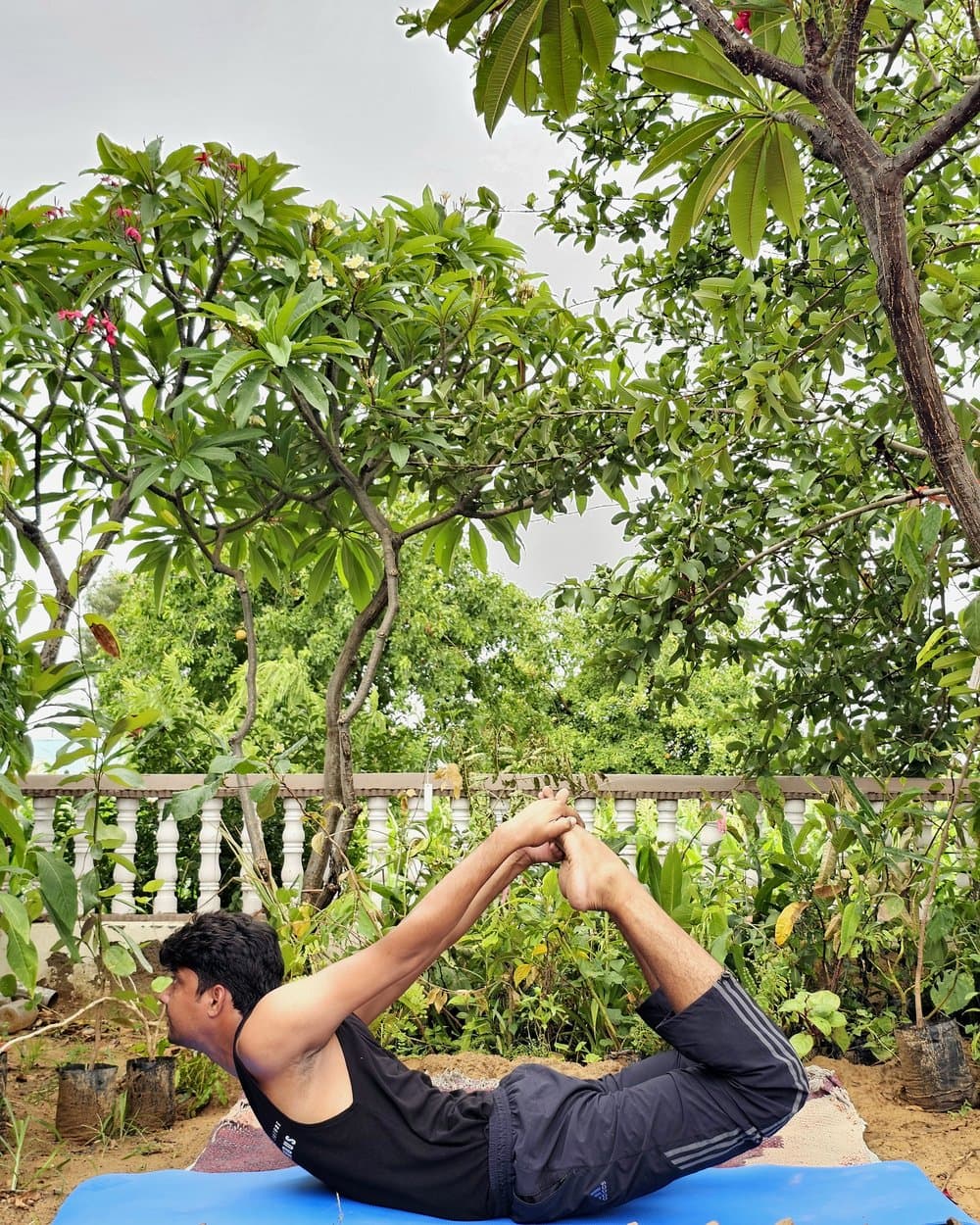धनुरासन (Dhanurasana — Bow Pose) — आरोग्यसुधा जयपुर में योग चिकित्सा आसन