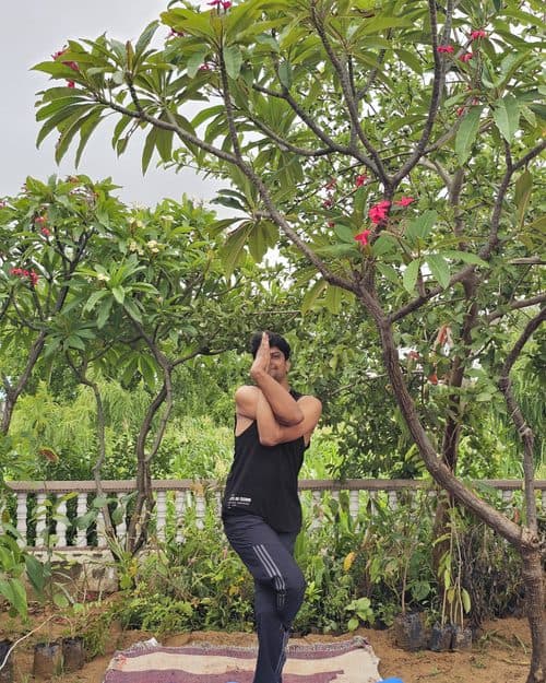 गरुड़ासन (Garudasana — Eagle Pose) — आरोग्यसुधा जयपुर में योग चिकित्सा आसन