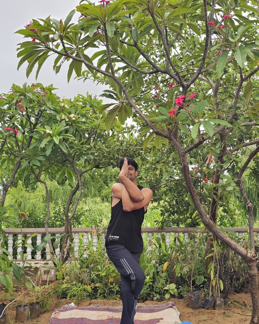 गरुड़ासन (Garudasana — Eagle Pose) — आरोग्यसुधा जयपुर में योग चिकित्सा आसन