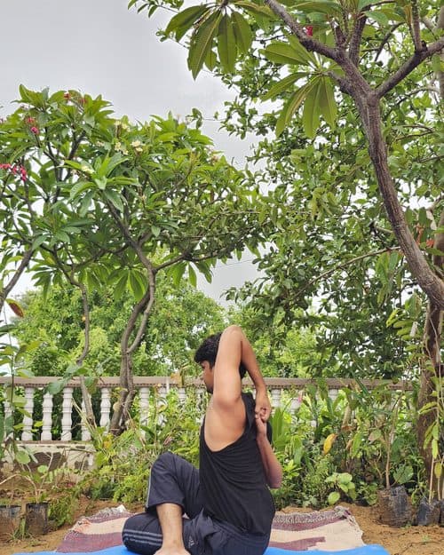 गोमुखासन (Gomukhasana — Cow-Face Pose) — आरोग्यसुधा जयपुर में योग चिकित्सा आसन