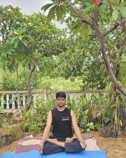 पद्मासन (Padmasana — Lotus Pose) — आरोग्यसुधा जयपुर में योग चिकित्सा आसन
