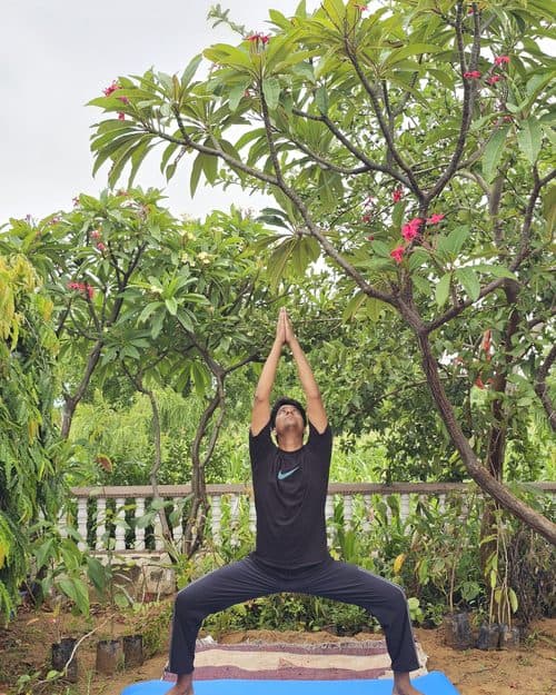 उत्कट कोणासन (Utkata Konasana — Goddess Pose) — आरोग्यसुधा जयपुर में योग चिकित्सा आसन