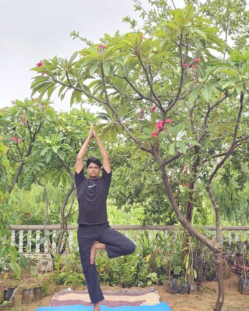 वृक्षासन (Vrikshasana — Tree Pose) — आरोग्यसुधा जयपुर में योग चिकित्सा आसन